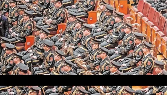  ??  ?? Integrante­s de la banda de música militar esperan a la clausura de la Asamblea Nacional Popular de China