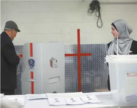  ?? MARIE-FRANCE COALLIER LE DEVOIR ?? Des centaines de Libanais ont fait la queue à Laval, dimanche, pour voter. Certains étaient sur place avant même 7h du matin.