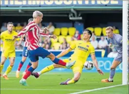  ?? ?? Griezmann chuta y Mandi evita el gol con el brazo.