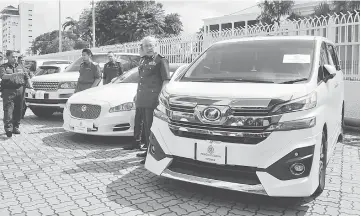  ??  ?? Mohd Roslan together with his subordinat­es showing the seized vehicles during a press conference. — Bernama photo