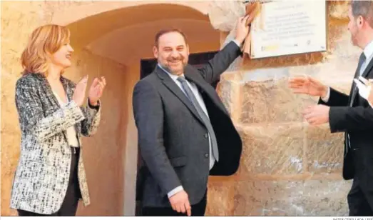  ?? JAVIER CEBOLLADA / EFE ?? El ministro José Luis Ábalos descubre una placa conmemorat­iva de su visita a la iglesia de Santa María la Mayor, ayer en la localidad turolense de Alcañiz.