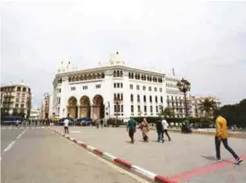 ??  ?? Les services de sécurité ont bouclé tous les endroits stratégiqu­es d’Alger