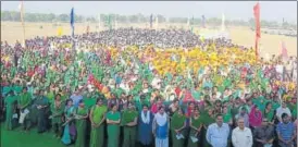  ?? HTPHOTO ?? Volunteers at the mega cleanlines­s drive near Sangam on Sunday