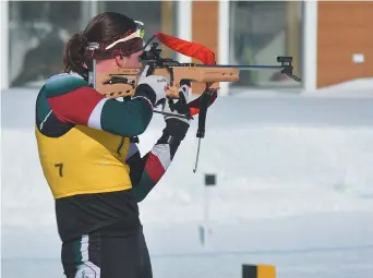  ??  ?? Kevin Heppell se concentre sur l’épreuve du tir pendant le 20 km sprint individuel masculin de mercredi, à Charlo. - Acadie Nouvelle: Jean-François Boisvert