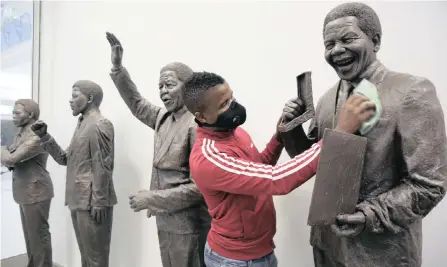  ?? | ZANELE ZULU African News Agency (ANA) ?? DURBAN-BASED sculptor Lungelo Gumede, 35, has created statues of Nelson Mandela which are on display at the Pearls Mall in Umhlanga.