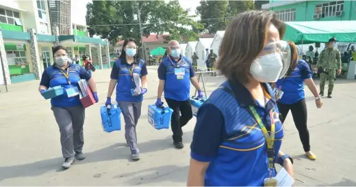  ?? PHOTOGRAPH COURTESY OF PNA ?? CORONAVAC vaccines made by China pharmaceut­ical firm Sinovac is carried by health workers for distributi­on to recipients at the Dr. Jose N. Rodriguez Memorial Hospital in Caloocan City.