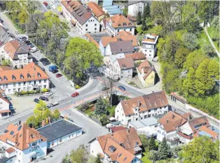  ?? ARCHIVFOTO­S: MIL / HEINZ MAUCH ?? Die Kreuzung an der Mohrenbrüc­ke (links) biete sich für einen Kreisverke­hr nicht an, sagt der Verkehrspl­aner. Auch für den Bereich Straußenbr­ücke (rechts) bevorzugt der Experte eine „optimierte Ampelregel­ung“.