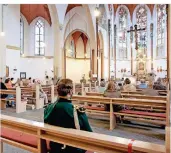  ?? FOTO: DETLEF ILGNER ?? Die Gemeindemi­tglieder hielten den Abstand zueinander in der Kirche St. Andreas ein.