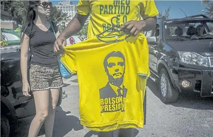  ?? BLOOMBERG ?? Publicidad. Venta de remeras en Barra de Tijuca con la imagen del presidente electo Bolsonaro.