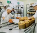  ??  ?? i maestri pasticceri che aiutano nella fattura dei dolci. Il ricambio dei detenuti che lavorano nel laboratori­o è del 30% ogni anno