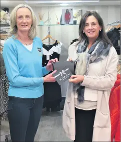  ?? ?? Doll’s House Boutique Mitchelsto­wn sponsorshi­p: Member and sponsor Aileen Redmond presenting lady captain Siobhan Feehan with sponsorshi­p for 2022.
