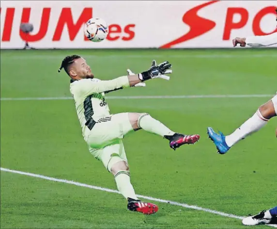  ??  ?? Casemiro, que volvía al equipo tras su ausencia en Getafe por sanción, estuvo a punto de marcar gol en esta acción ante Ledesma. El balón se fue alto.