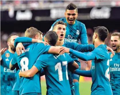  ?? AFP ?? Los jugadores del Real Madrid celebran el cuarto gol del partido ante Valencia, anotado por Toni Kroos.