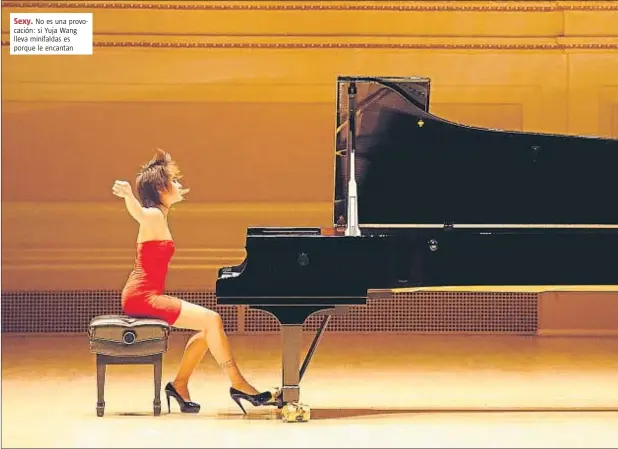  ??  ?? Sexy. No es una provocació­n: si Yuja Wang lleva minifaldas es porque le encantan