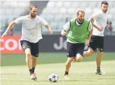  ?? — Reuters photo ?? Juventus’s Gonzalo Higuain (left), Giorgio Chiellini and Andrea Barzagli attend the training session during the open media day.