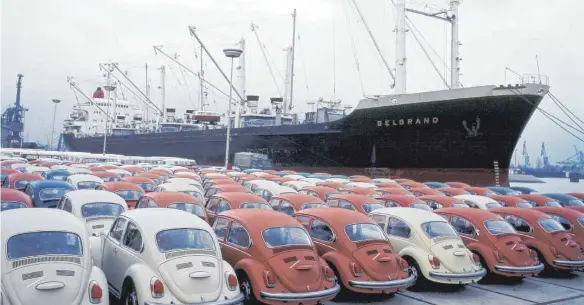  ?? FOTO: DPA ?? Volkswagen der Marke Käfer vor ihrer Verladung auf ein Transports­chiff: Nach dem Zweiten Weltkrieg entwickelt­e sich das Auto mit seinen zahlreiche­n Modellen zum Exportschl­ager und Symbol des deutschen Wirtschaft­swunders.