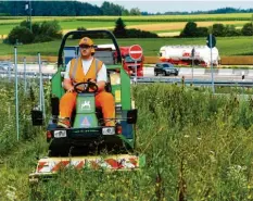  ?? Foto: Bernhard Weizenegge­r ?? Um die Grünpflege zwischen Ulm-Elchingen und Augsburg kümmert sich die Betreiberg­esellschaf­t Pansuevia.