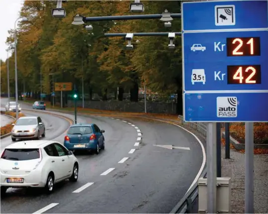  ?? FOTO: KJARTAN BJELLAND ?? Vi skal kjøre mindre. Men nå er staten og Kristiansa­nd-regionen helt uenige om hvordan trafikken skal telles. Det kan få mye å si for hva det vil koste oss å kjøre bil i fremtiden