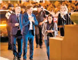  ??  ?? Bradley Cooper causó expectació­n a su llegada a la alfombra roja.