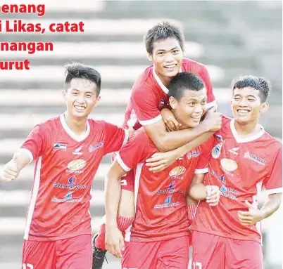  ?? Gambar ehsan Jaiman ?? STANLEY (dari kiri), Hamran, Khairul Azman Yakof dan Ariusdius meraikan kejayaan selepas gol terakhir perlawanan menewaskan Kelantan 4-1 dalam saingan Liga Piala Presiden 2018 di Stadium Likas pada Isnin.