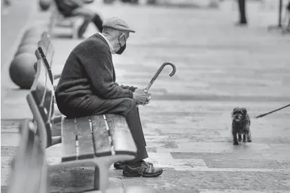  ?? JORDI COTRINA ?? Un jubilado sentado en un banco en la calle.