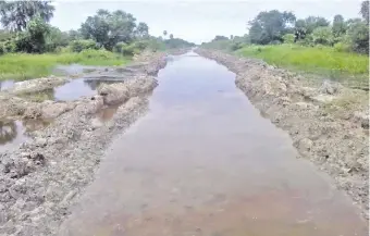  ??  ?? Los tramos quedaron bajo agua, pese a los trabajos de encajonami­entos hechos antes de la Semana Santa en los accesos a comunidade­s de Alto Paraguay.