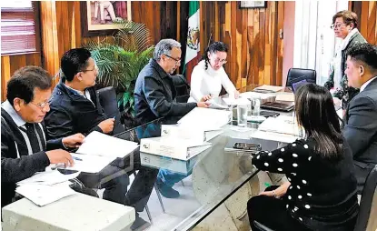  ??  ?? Subió a su cuenta de Twitter la foto de la recepción de documentos.