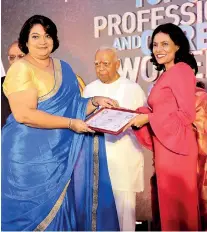  ??  ?? Mslgroup Sri Lanka Group Director Caryll Van Dort receiving the Silver award in the advertisin­g category