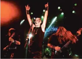  ?? FOTO: TORE ANDRÉ BAARDSEN. ?? Satyricons konsert på Vaskeriet under Quart ’99. Dette var året det ble holdt bønnemøte ved orkesteret­s bandbuss.