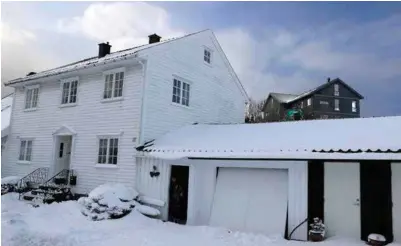  ?? FOTO: KJARTAN BJELLAND ?? Elsa Rosenvinge bor i det hvite huset. Bak henne bor byggesaksl­eder Bjørn Harald Andersen.