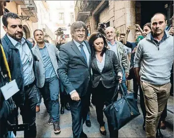  ?? EDDY KELELE / AFP ?? Carles Puigdemont en su paseo por el centro de Girona, el sábado previo a su marcha a Bruselas, capital en la que reside hace ya más de un mes