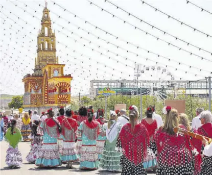  ?? ?? Los coros rocieros se encaminan hacia la portada de Feria, ayer.