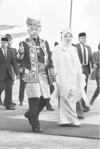  ?? — Gambar Bernama ?? SIRIH PULANG KE GAGANG: Al-Sultan Abdullah dan Tunku Azizah selamat tiba di Pangkalan Udara Tentera Udara Diraja Malaysia (TUDM) selepas tamat tempoh lima tahun bersemayam di Istana Negara.