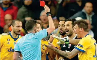  ??  ?? L’arbitro inglese Oliver mostra il cartellino rosso a Buffon dopo le proteste per il rigore concesso al Real Madrid all’ultimo minuto