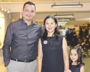  ??  ?? National Museum of the Philippine­s director Jeremy Barns with Dindin Araneta and daughter Lucia.