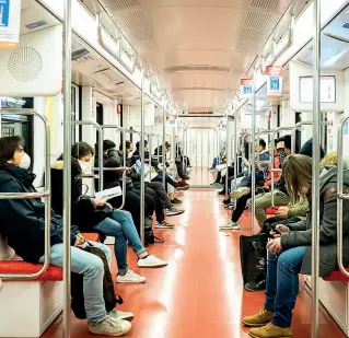  ?? (foto Ansa) ?? Nel vagone Pendolari ieri sulla metropolit­ana: mascherine e distanza di sicurezza