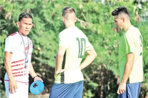  ??  ?? Jelius (left) works with the players in the team's final preparatio­n at the synthetic field in Likas on Thursday. Sabah Tambadaus face the Crocs in this season's first instalment of the Borneo Derby at the Stadium Negeri in Kuching, Sarawak, late this afternoon.