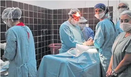  ??  ?? Operación. Héctor Lanza, del plan Cirugías Patria Solidaria, en 2009 le implantó una prótesis.