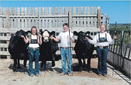  ?? SPECIAL TO THE EXAMINER ?? Peterborou­gh County 4-H members Abigail Anderson (left) and Brent Clysdale are spending 10 days in England.