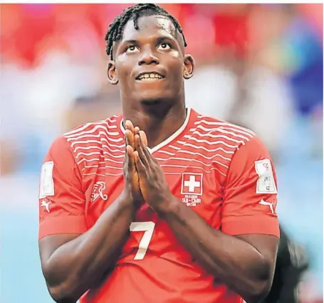  ?? FOTO: CHRISTIAN CHARISIUS/DPA ?? Breel Embolo jubelte nach seinem Tor zum 1:0 für die Schweiz gegen Kamerun nur verhalten. Die Freude war ihm dennoch deutlich anzusehen.
