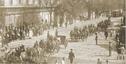  ??  ?? Marș al unei unități de artilerie română în Budapesta, 1919.