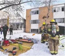  ?? AZIN GHAFFARI ?? Fire and police personnel respond to a fire on 19 Avenue S.W. on Wednesday. In injured resident was taken to hospital.