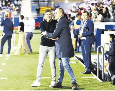  ?? Jaime Galindo ?? Víctor e Hidalgo se saludan antes del partido disputado el pasado sábado en El Alcoraz.