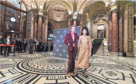  ?? FOTOS: DPA ?? Wes Anderson und seine Freundin Juman Malouf bei der Ausstellun­gseröffnun­g in Wien.