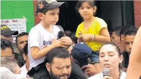  ?? COLPRENSA-AFP ?? El menor junto a sus padres y familiares, tras haber quedado en libertad.