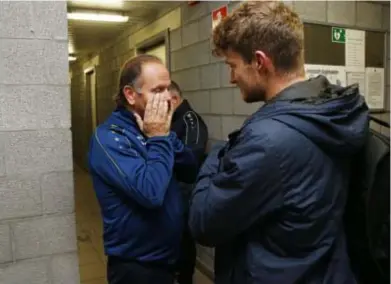  ?? FOTO GOYVAERTS ?? Urbain Spaenhoven (links) nam gisteravon­d op training afscheid van zijn spelers en kon zijn tranen amper bedwingen. Hier bedankt hij Jonas Laureys.