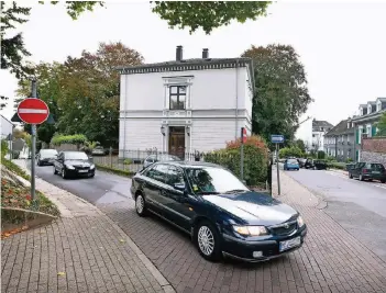  ??  ?? Die Stadt überlegt, die Geradeausf­ahrt von der Eichstraße in die Düsseldorf­er Straße zu unterbinde­n. Menschen, die in der Kreisverwa­ltung oder im Krankenhau­s arbeiten, müssten Umwege fahren.