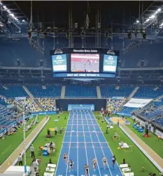  ?? Foto: Soeren Stache, dpa ?? In die leeren Hallen dürfen momentan nur Kaderathle­ten zum Training oder Wett‰ kampf. Unser Bild entstand beim Istaf Indoor in Berlin.