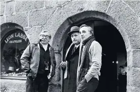  ??  ?? En esta foto del 20 de enero de 1982, Aznavour habla con el actor Michel Serrault y el director Claude Chabrol en el set del filme ‘Les fantome du chapelier’.