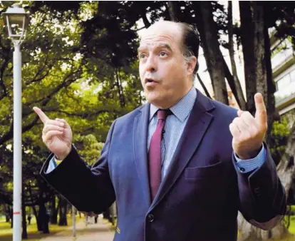  ?? AFP ?? El opositor y expresiden­te de la Asamblea Nacional, Julio Borges, atendió ayer a la prensa en Bogotá.